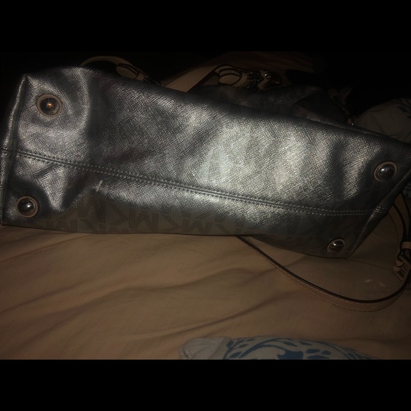 Michel Kors tote - Picture 4 of 5